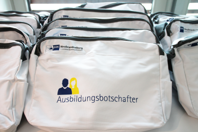 Eine weiße Umhängetasche mit dem Logo der IHK-Ausbildungsbotschafter.