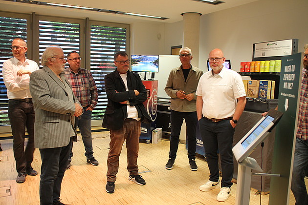 Menschen besprechen sich stehend im Kreis.