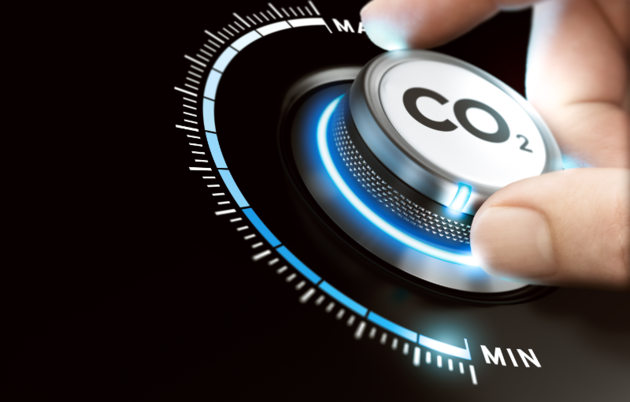 Ein Knopf mit der Aufschrift "CO₂" wird gedreht.
