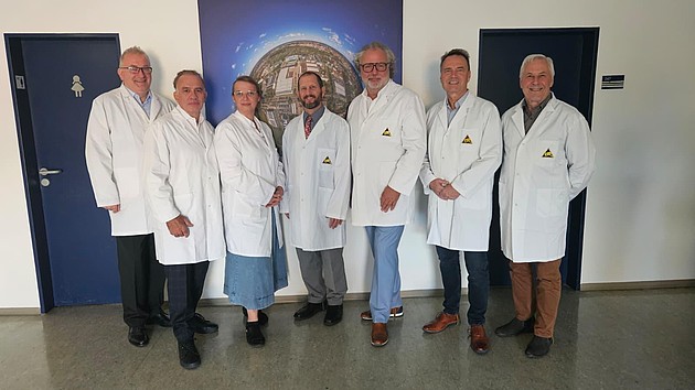 Eine Gruppe Menschen in Laborkitteln