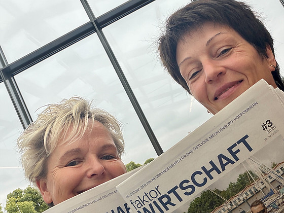 Zwei Mitarbeiterinnen halten die neue Ausgabe ins Bild.
