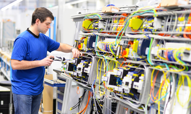 Ein Mann arbeitet an einer Serveranlage