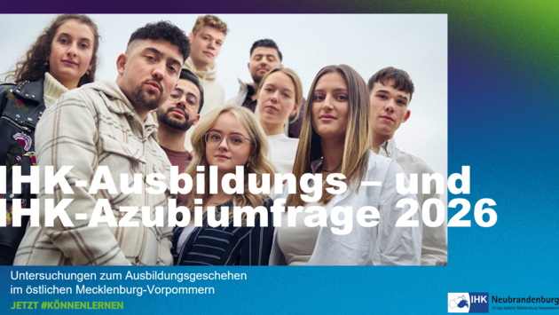 Auf dem Bild sind Auszubildende und er Schriftzug "IHK-Ausbildungs- und IHK-Azubiumfrage zu sehen".