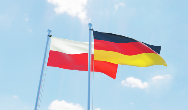Die Deutsche und die Polnische Flagge im Wind