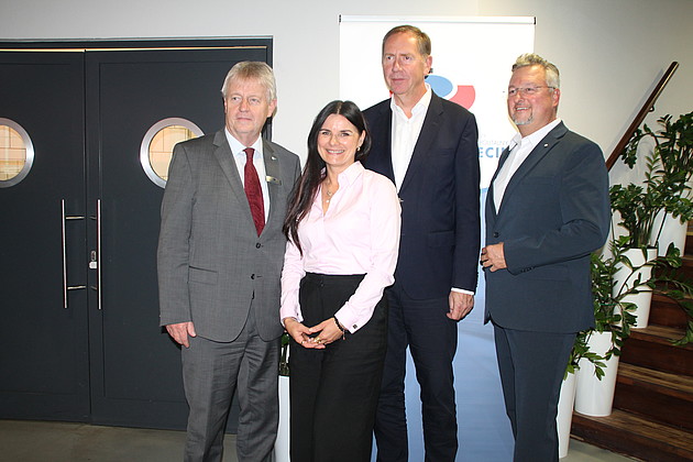 Vier Personen stehen zum Foto bereit