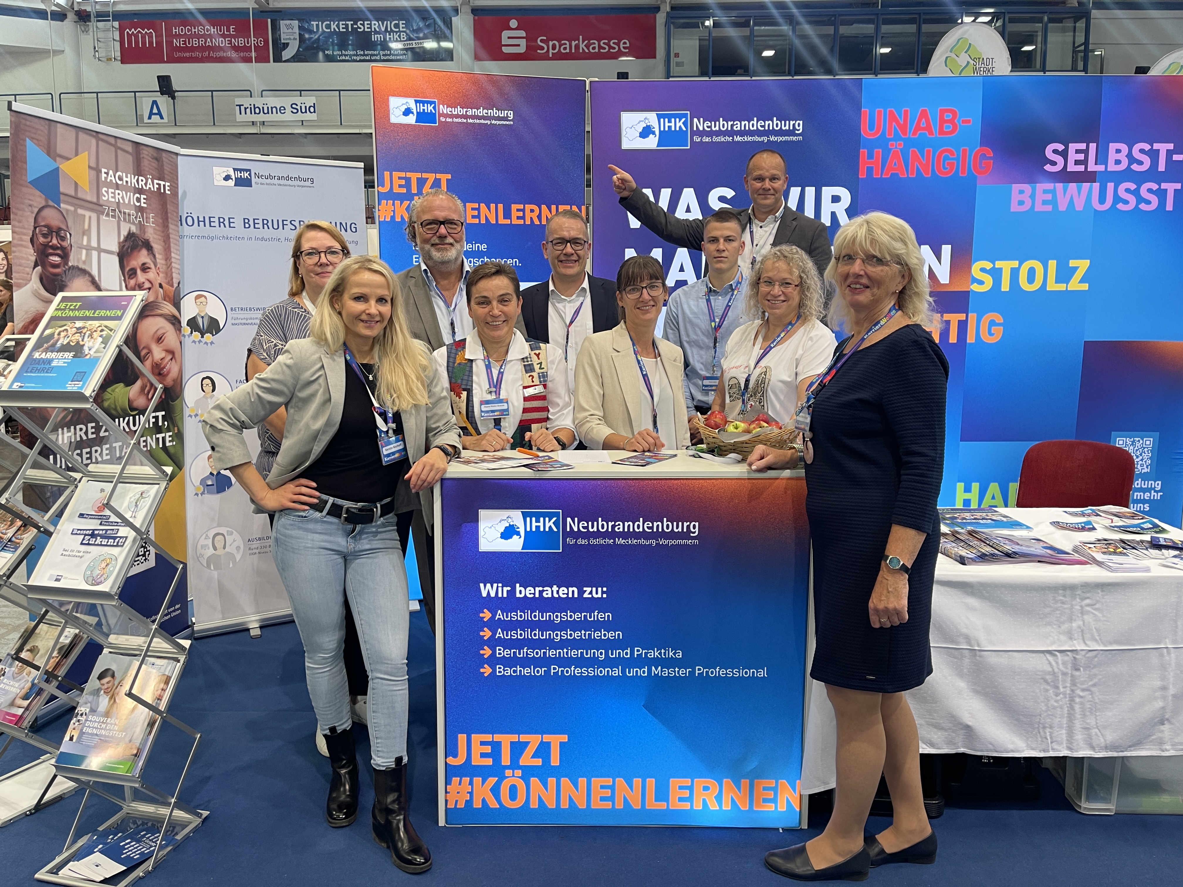 Das Team der IHK Neubrandenburg steht an ihrem Informationstand auf der Messe.