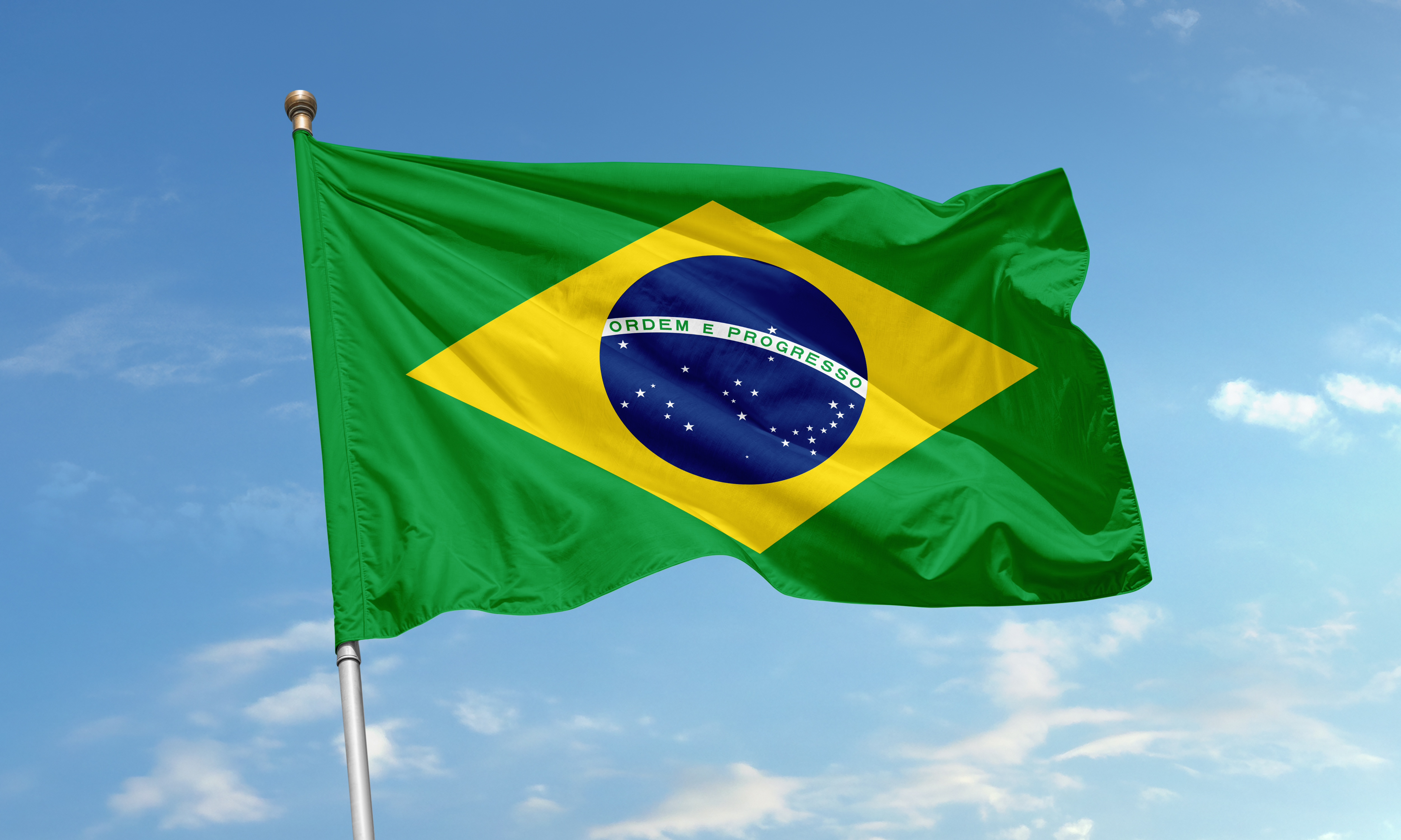 Die Brasilianische Nationalflagge weht im Wind.