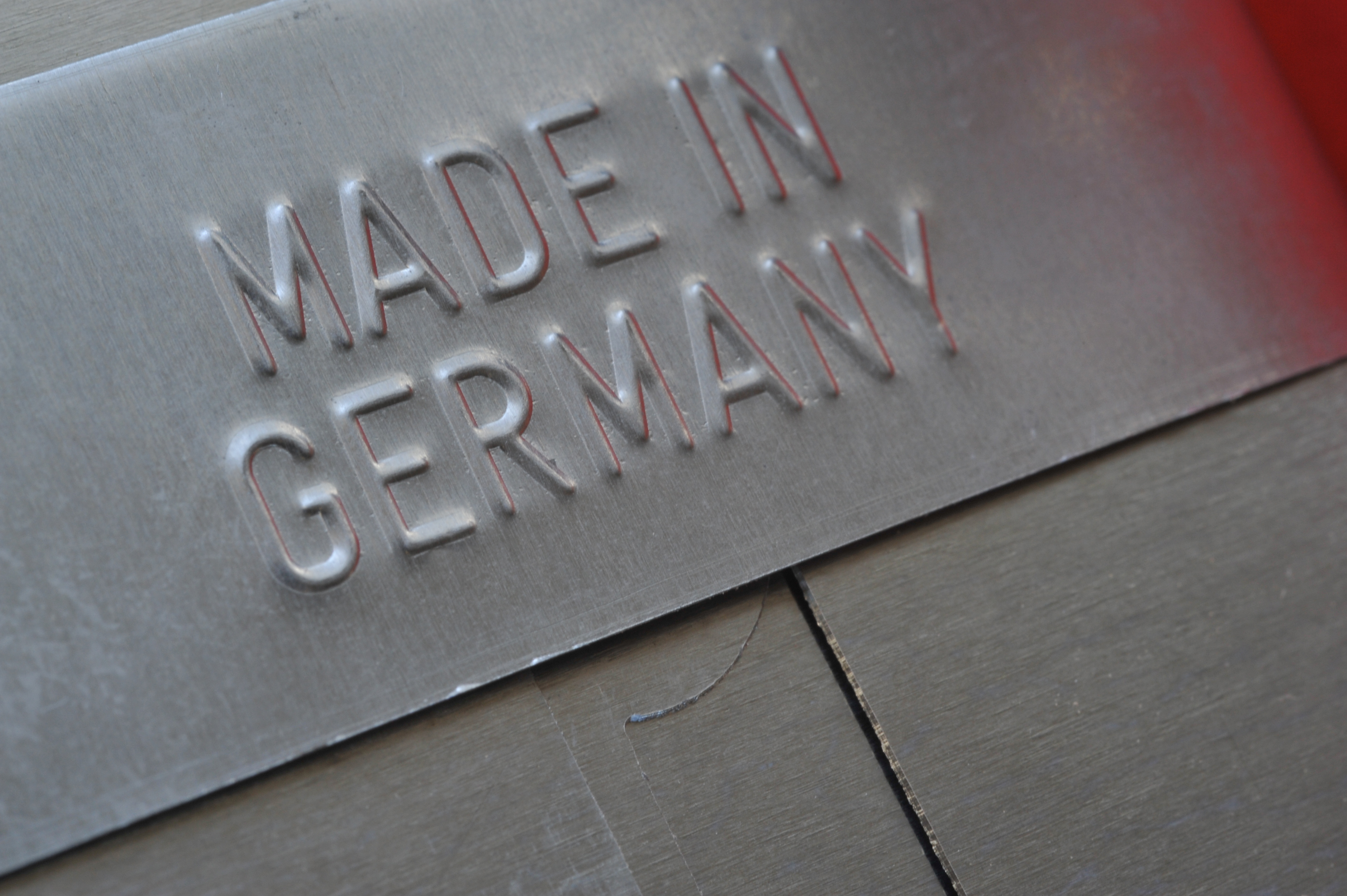Der Schriftzug "Made in Germany" auf einem grauen Papphintergrund.