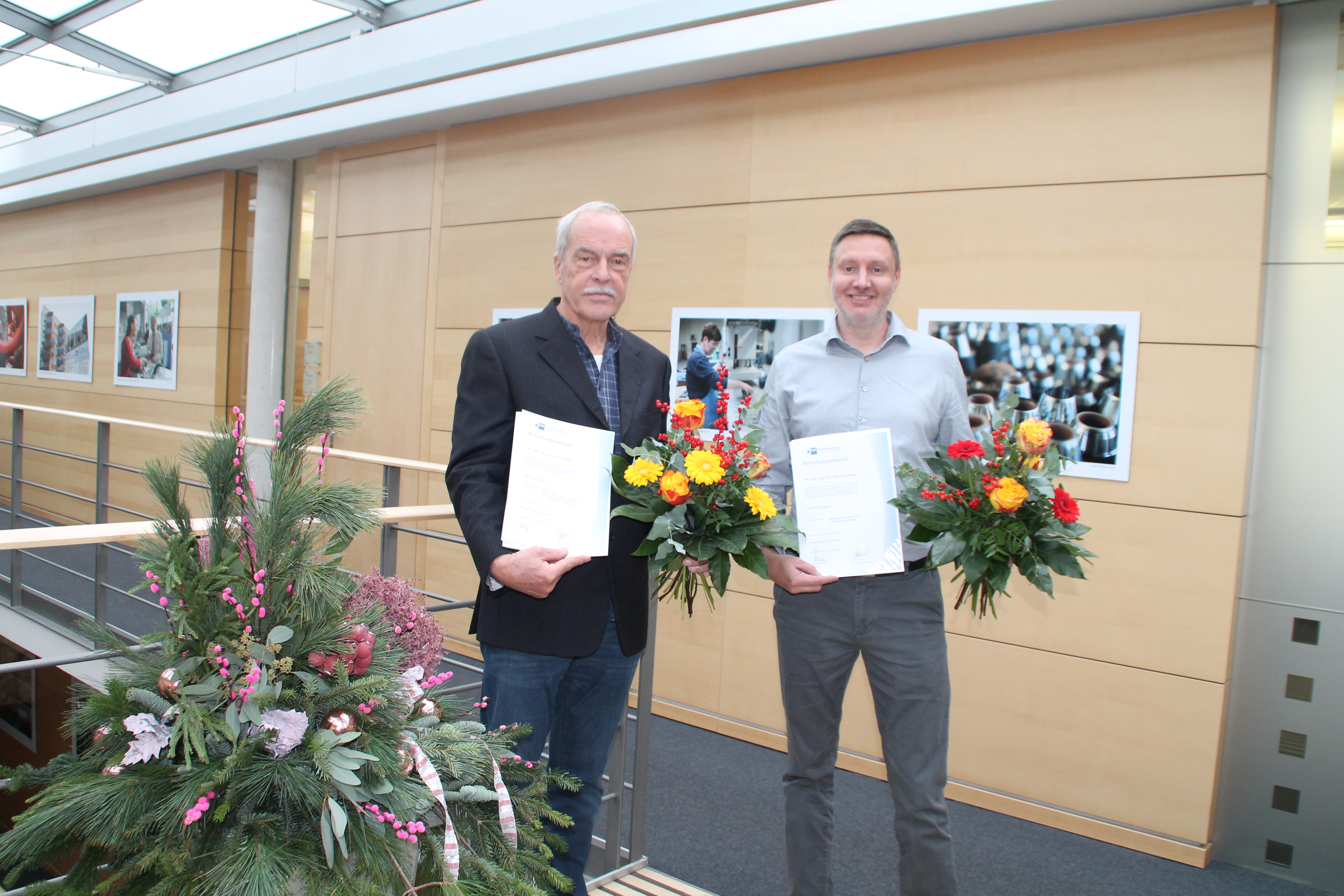 Gernot Hübner und Falk Zimmermann mit ihren Urkunden und Blumensträußen.