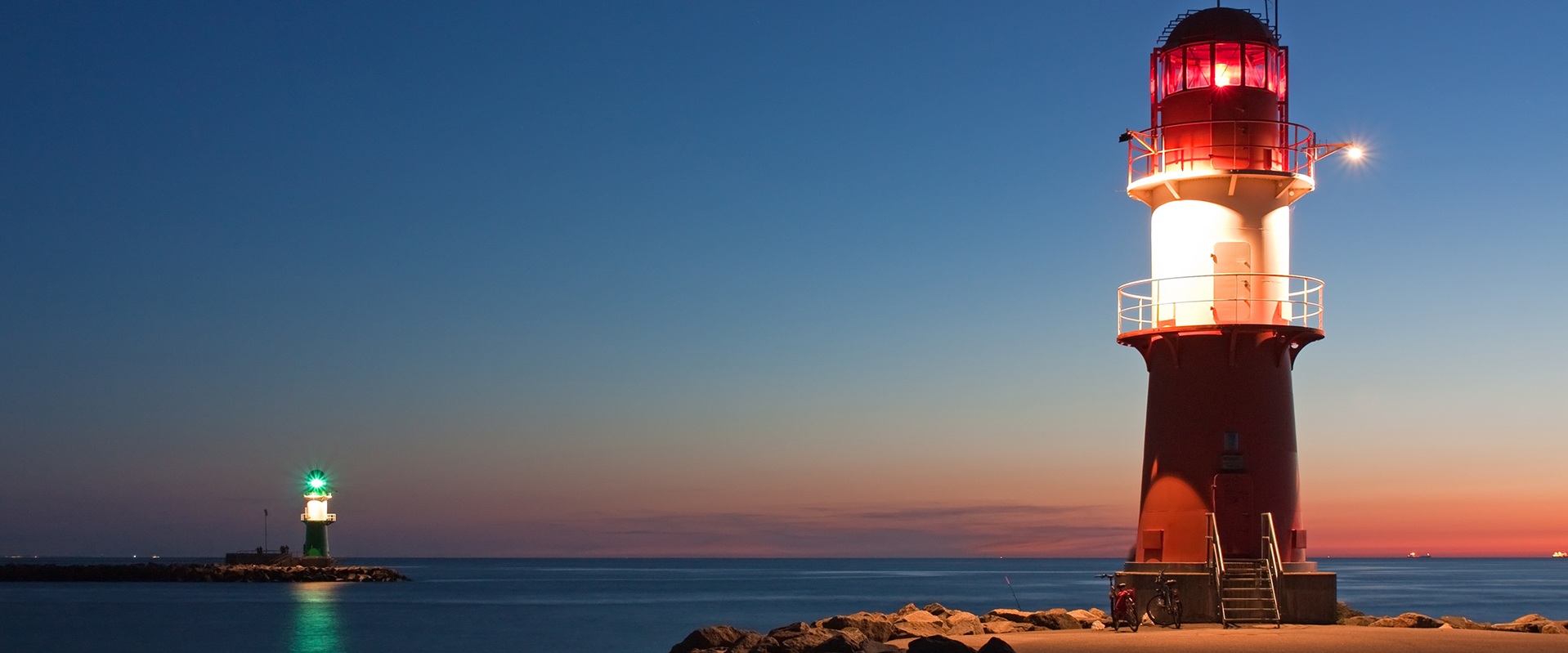Leuchttürme  an der Hafeneinfahrt von Warnemünde bei Nacht