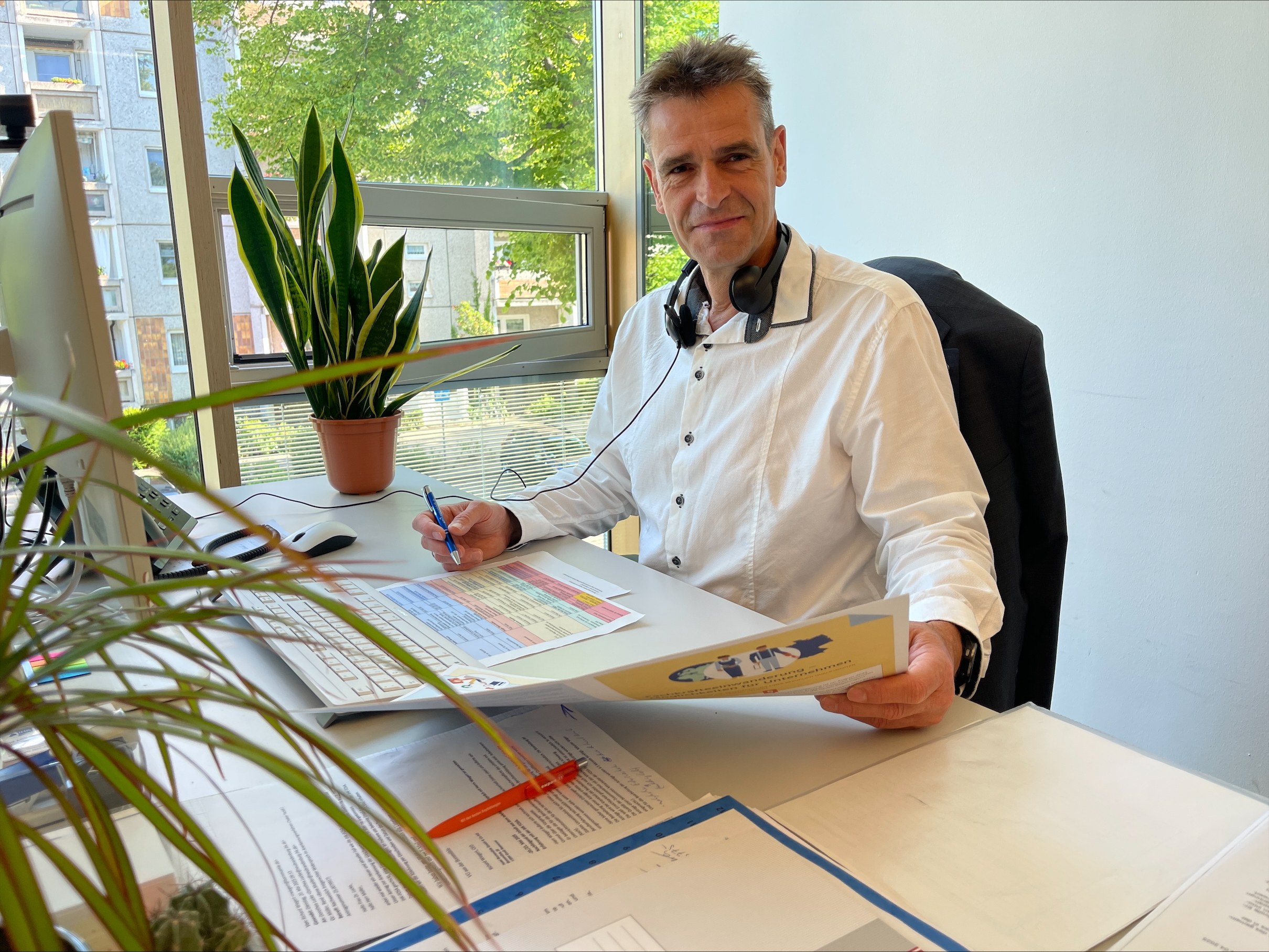 René Müller sitzt an seinem Schreibtisch.