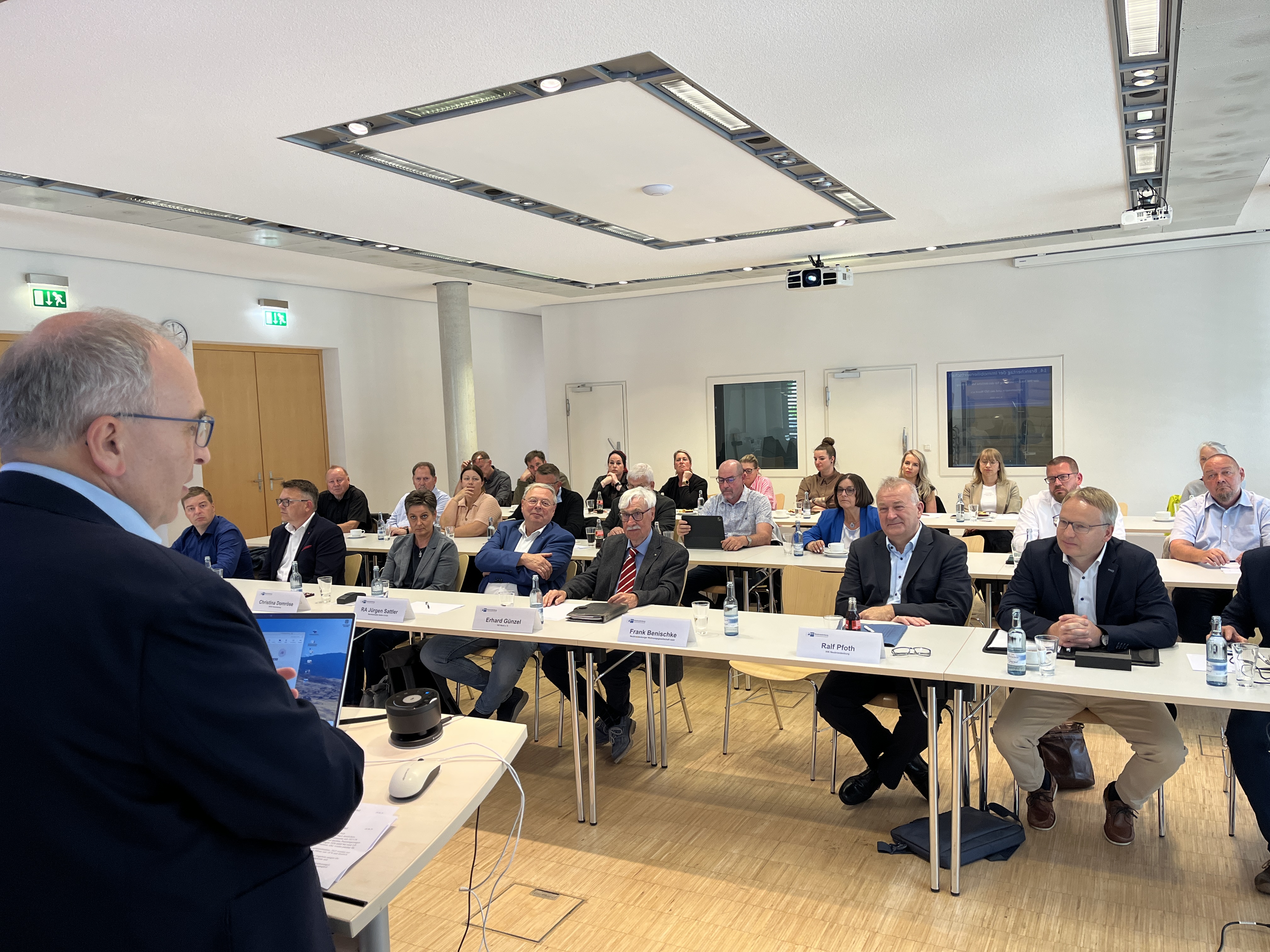 Frank Benischke spricht zu den Branchenvertretern der Immobilienwirtschaft.